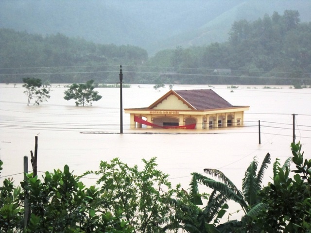 Nguoi dan Ha Tinh vat lon voi lu du cuu tai san hinh anh