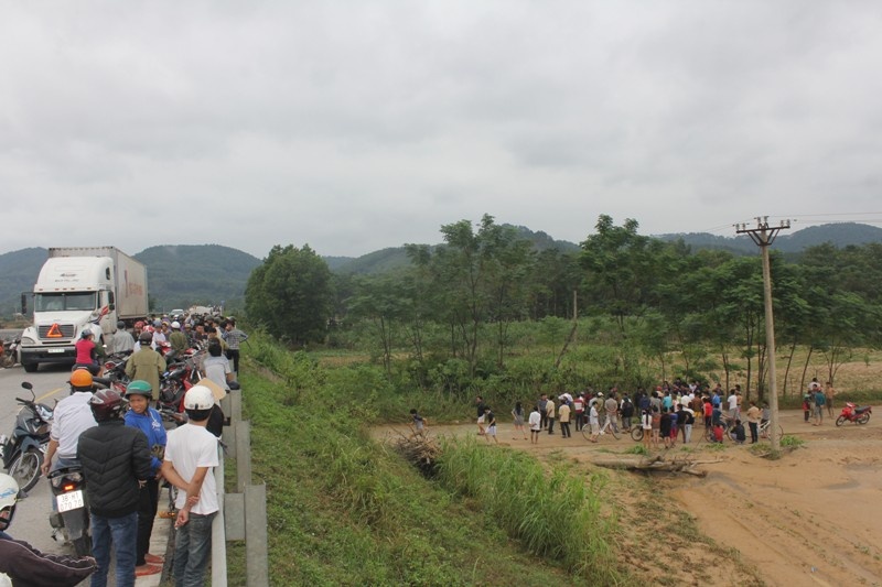 Xac nguoi chet do lu cuon troi bi de duoi cay go hinh anh