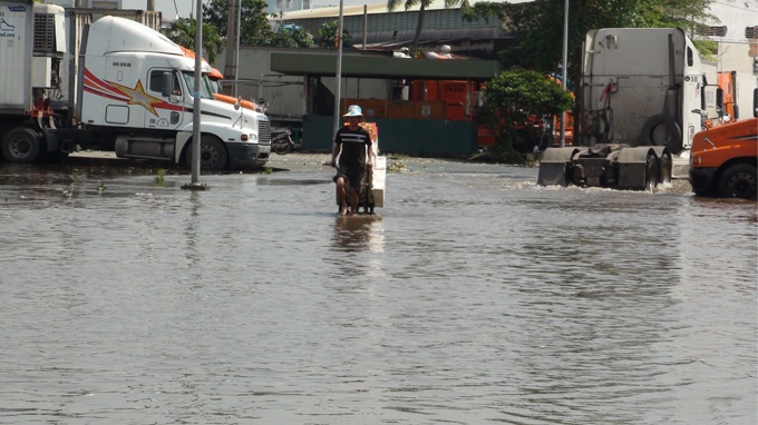 Trieu cuong tran bo bao, hon 100 nha dan ngap nuoc hinh anh