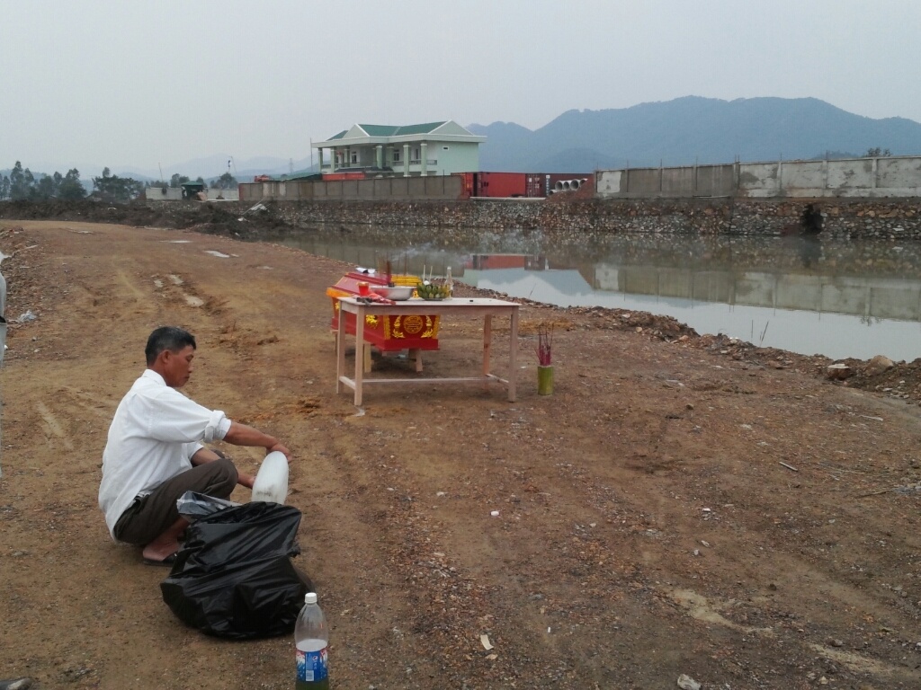 Thi the nam cong nhan noi tren song hinh anh