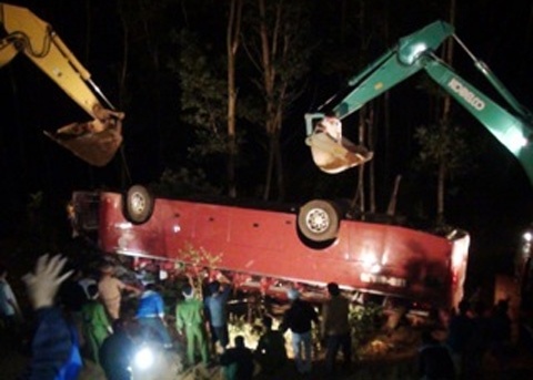 Xe khach lao vuc 7 nguoi chet: Loi do lai xe hinh anh