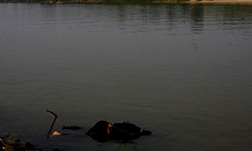 Tim kiem nan nhan bi nem xac, phat hien thi the vo danh hinh anh