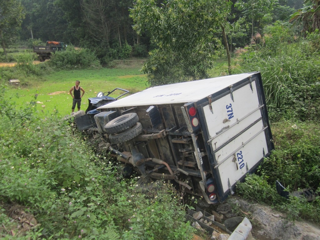 Xe tai tong gay doi xe may, 2 tai xe nguy kich hinh anh