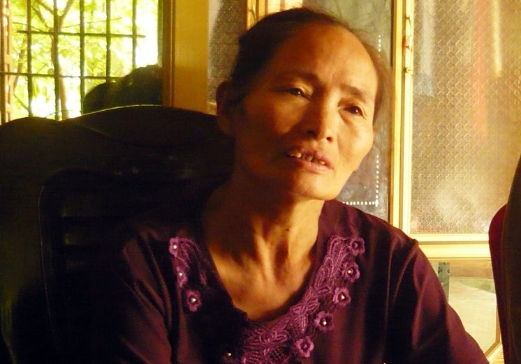 Noi long me chong bi con dau vu bat coc chau di ban hinh anh