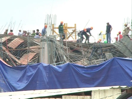 Sap gian giao, 1 nguoi chet tai cho, 4 bi thuong nang hinh anh