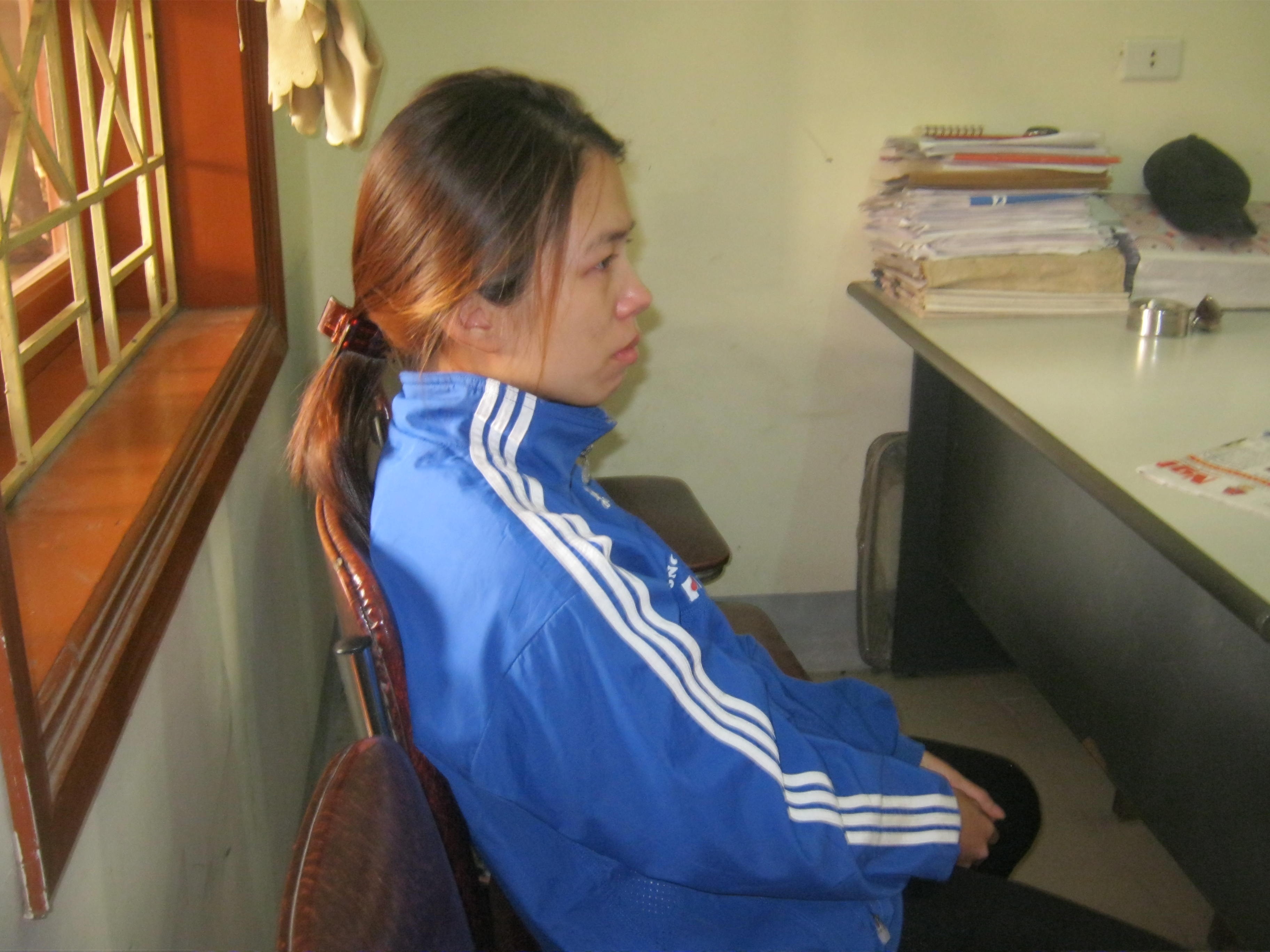 Nguoi me ban con trai 2 thang tuoi bi khoi to hinh anh