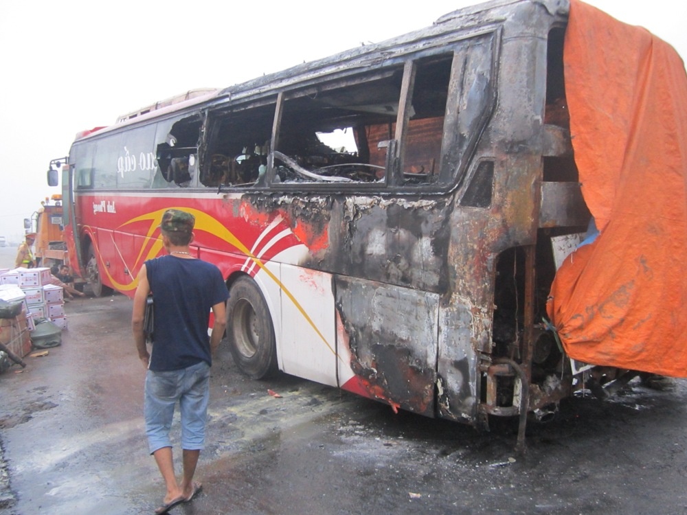 Xe khach bi thieu rui trong dem, hanh khach hoang loan hinh anh