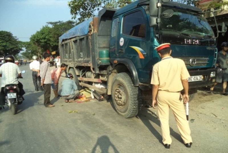 Bi xe tai can qua nguoi, nu cong nhan chet tham hinh anh