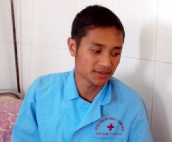 Mot CSGT nguoi Lao duoc bac si Viet Nam cuu song hinh anh