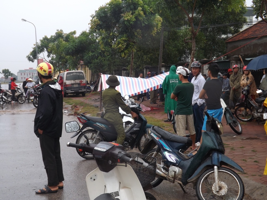 Nga xuong duong, thieu nu bi xe tai can tu vong hinh anh