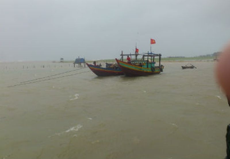 Song danh chim thuyen, 4 ngu dan bi rot xuong bien hinh anh