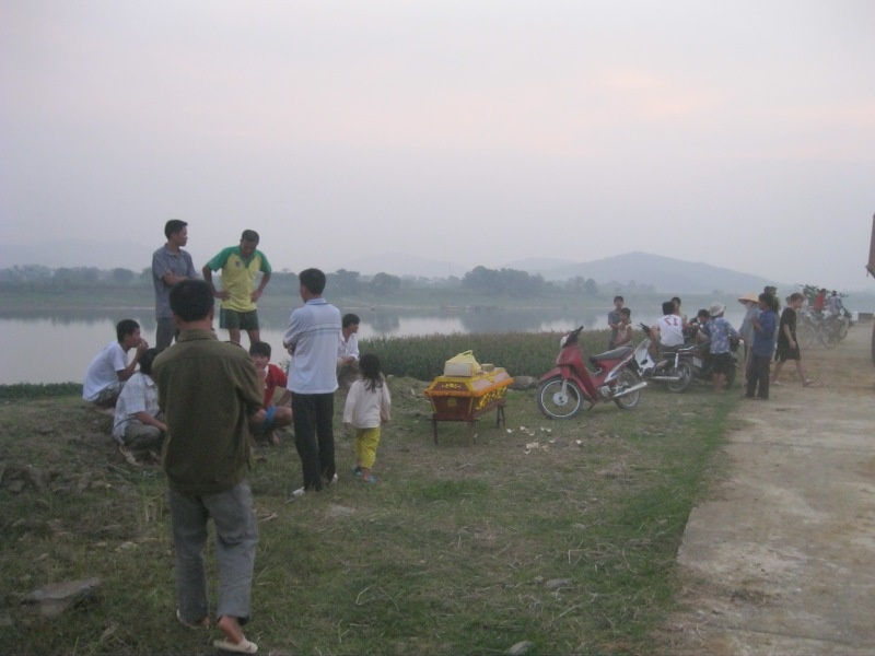 Phat hien xac nam thanh nien dang phan huy tren song Ma hinh anh