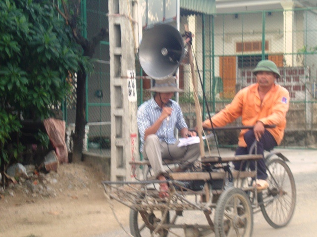 Dung xich lo tuyen truyen dan chu dong ung pho voi bao 14 hinh anh