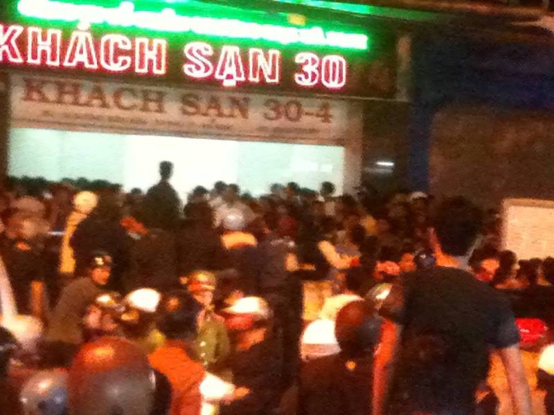 Canh sat dot kich khach san bat nghi pham sau tieng no lon hinh anh