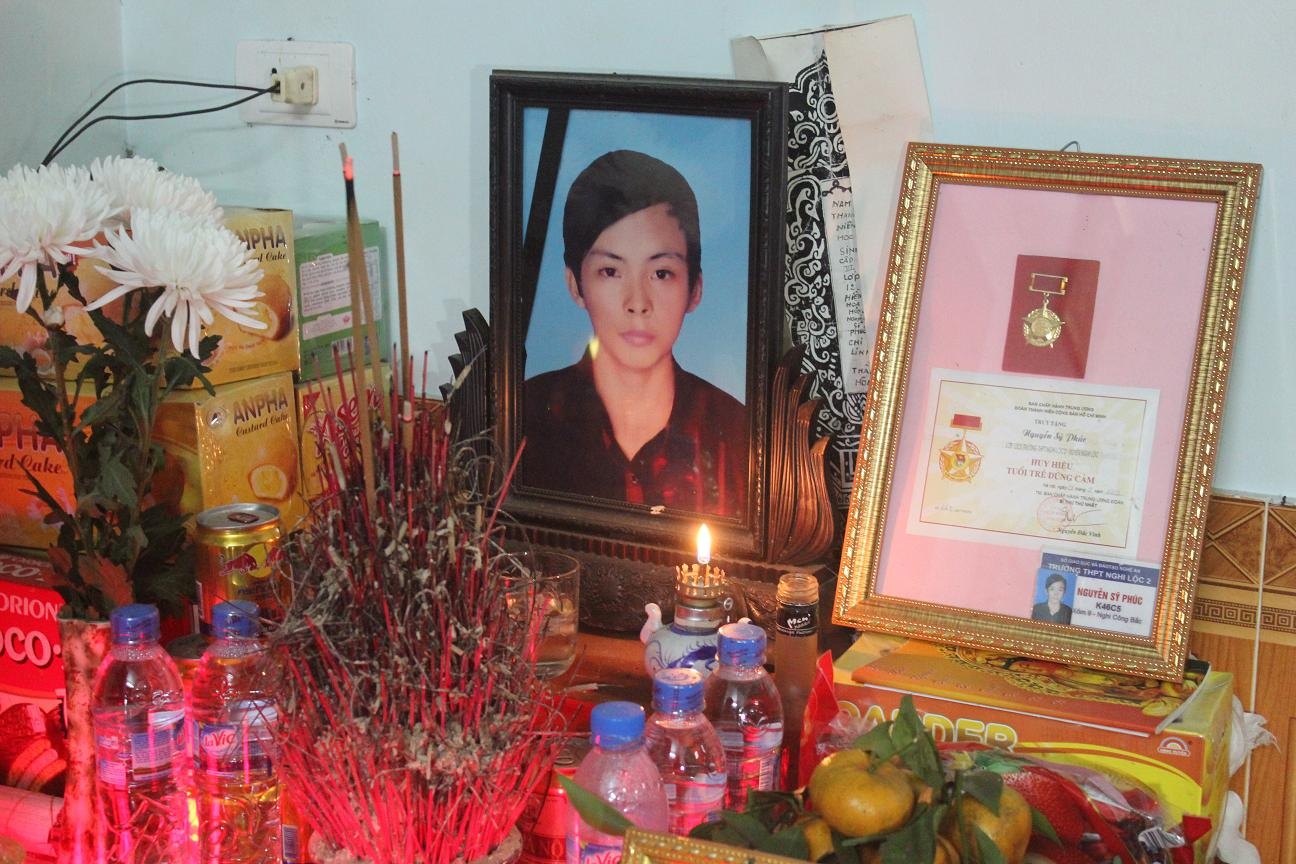 Bo GD truy tang bang khen nam sinh cuu nguoi trong lu du hinh anh