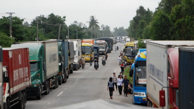Hang ngan xe bi mac ket tren quoc lo 1A hinh anh