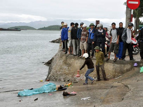 Xac chet khong dau, khong tay dat vao bo bien Ha Tinh hinh anh
