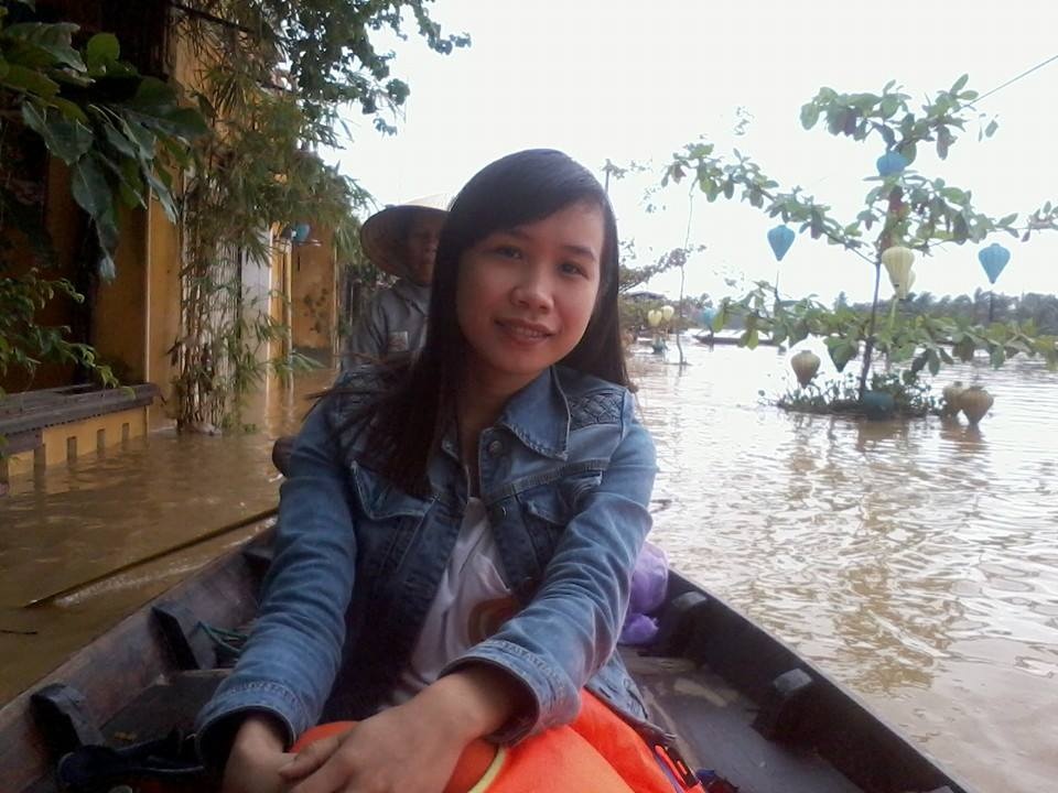 Hoi An menh mong nuoc, khach tham quan bang thuyen hinh anh