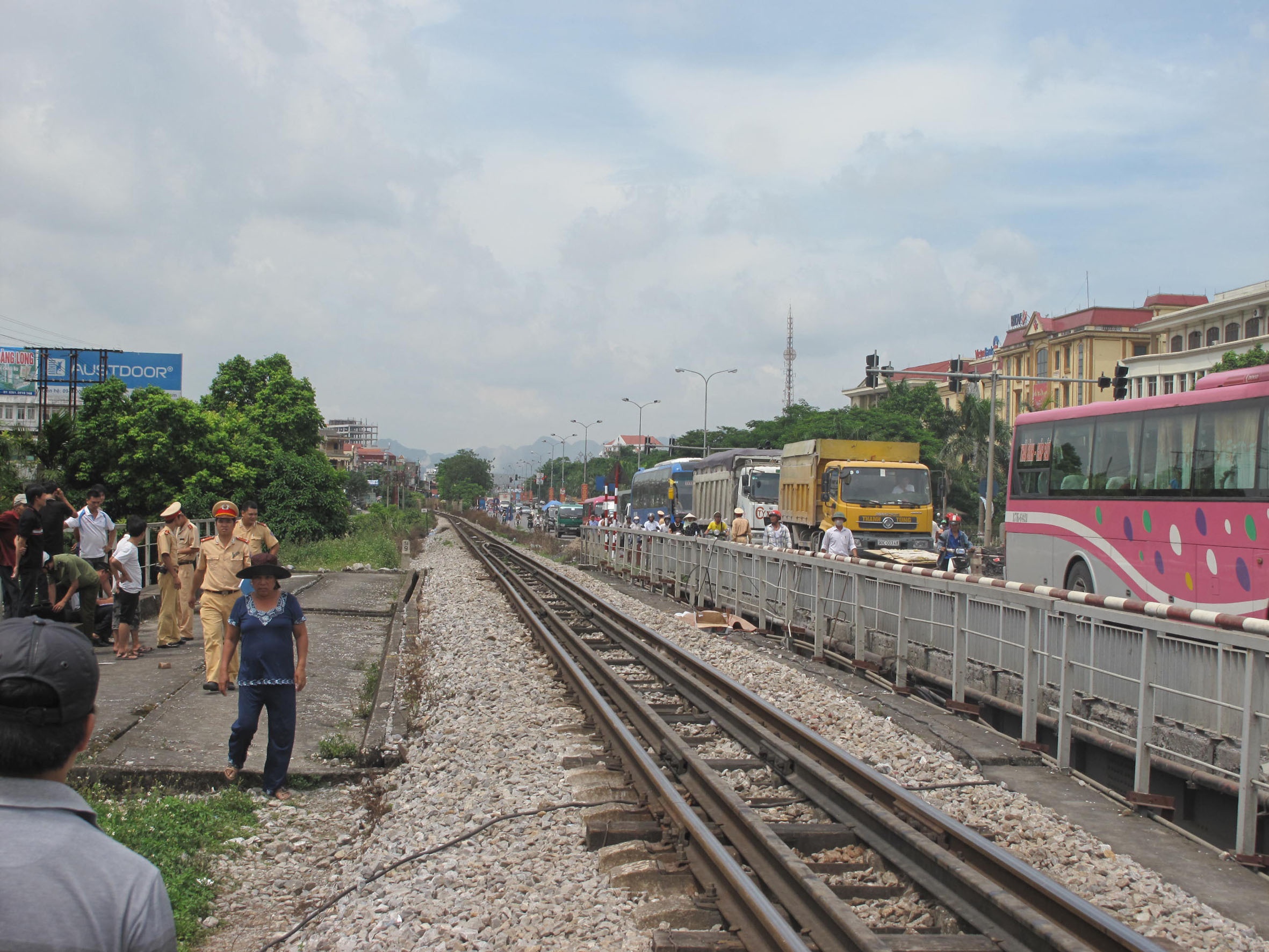 Nguoi dan ong bi tau hoa tong chet keo le hang chuc met hinh anh