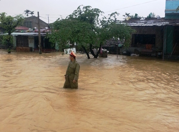 'Coc tieu song' ngay mua lu khien nguoi dan cam dong hinh anh