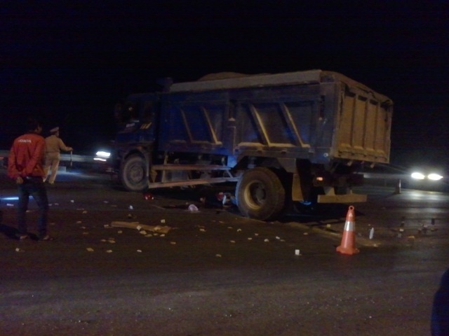 Tong truc dien vao xe tai, 2 thanh nien thuong vong hinh anh