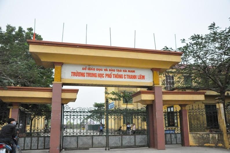 Nam hoc sinh dot tu trong van phong doan truong hinh anh
