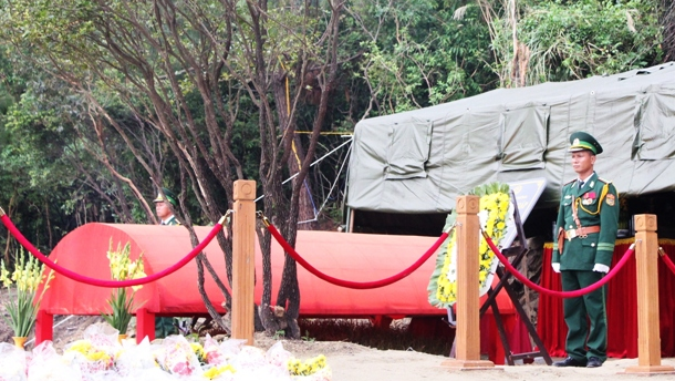 Nuoc mat lai roi trong le 49 ngay Dai tuong hinh anh