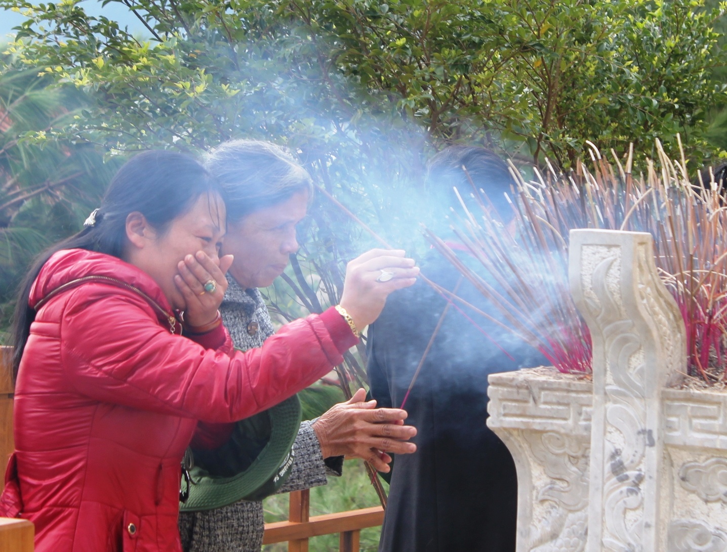 Clip nguoi phu nu khoc nghen khi vieng 49 ngay cua Dai tuong hinh anh