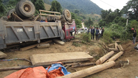 Xe cho go roi xuong vuc sau 300m, 3 nguoi tu vong hinh anh