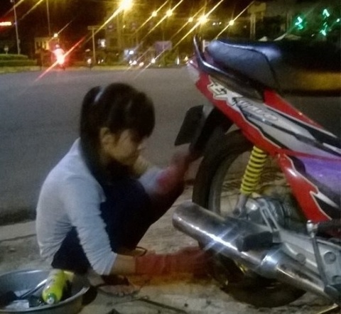 Thieu nu xinh dep va xe trong dem hinh anh