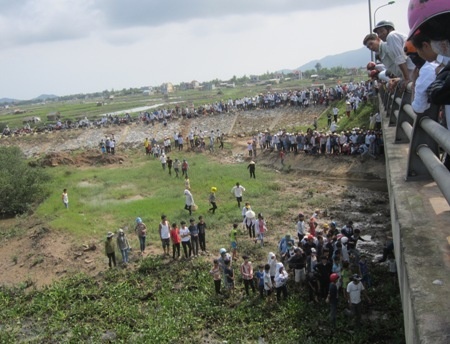 Ca tram nguoi xem mo xac nghi cua nu sinh DH Luat hinh anh