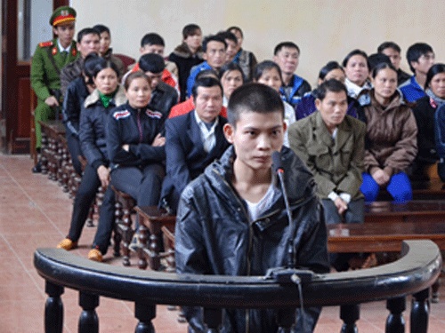 Ru ban nhau, con bi hiep, bo bi doa chem hinh anh