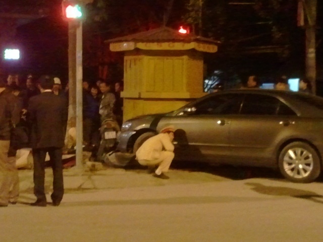 Xe Camry tong thieu nu, hat xa chuc met hinh anh