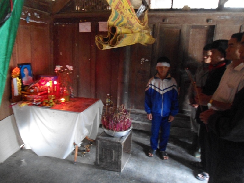 Dam tang dam nuoc mat cua nu sinh DH Luat duoi nuoc hinh anh