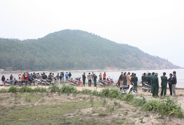 Lao ra bien khi da cuu 2 nguoi, mot thanh nien tu nan hinh anh