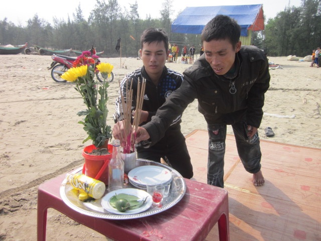 Giay phut nguoi hung Pham Van Thoi  chim dan trong song du hinh anh