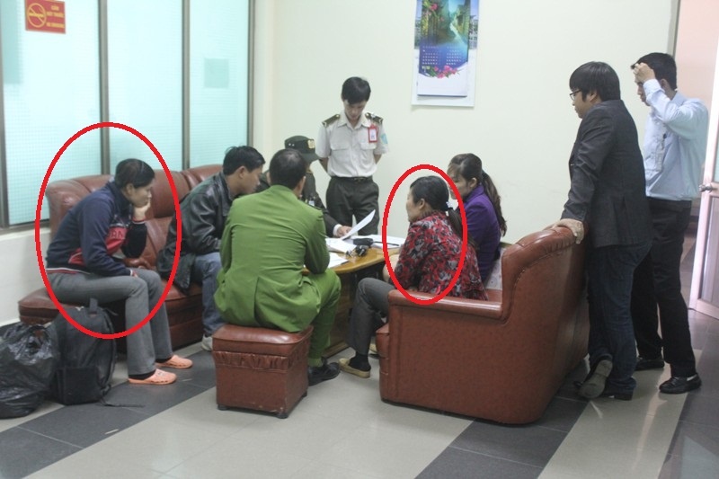 Nghi an dung iPhone de 'thoi mien' o san bay hinh anh