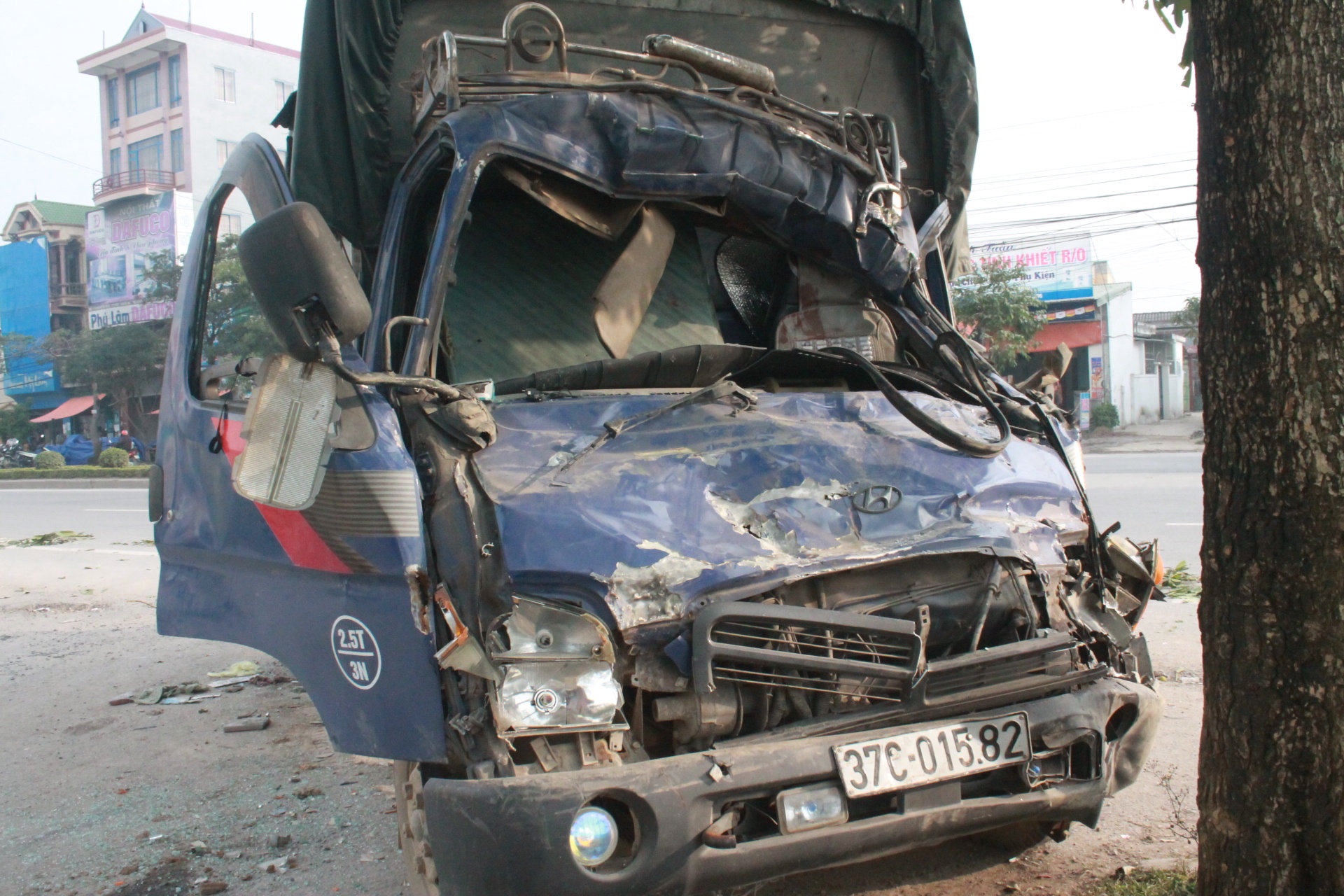 Gan mot gio giai cuu tai xe mac ket trong cabin hinh anh