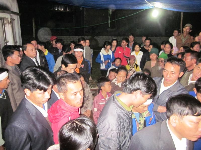 Thi the dang phan huy manh troi dat tren bien hinh anh