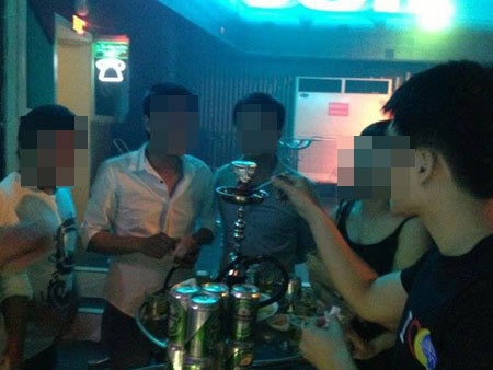 Gioi tre dot doi trong con loc shisha hinh anh