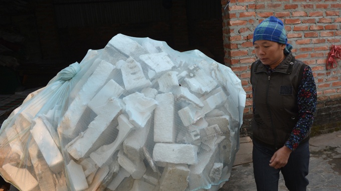 Nguoi ban ve chai 'che' 10 cay vang hinh anh