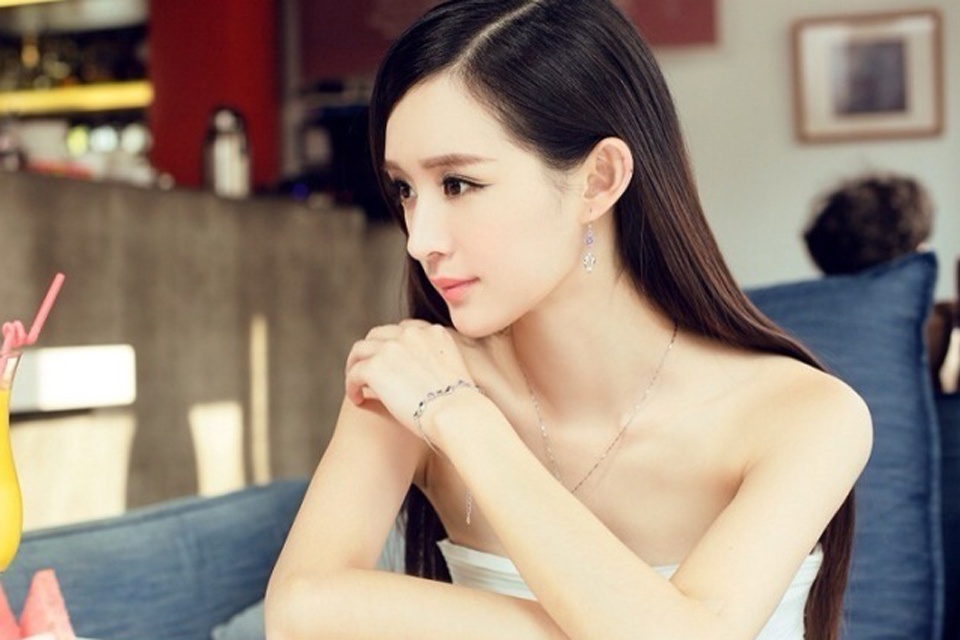 Thieu nu cosplay co guong mat giong Duong Mich hinh anh