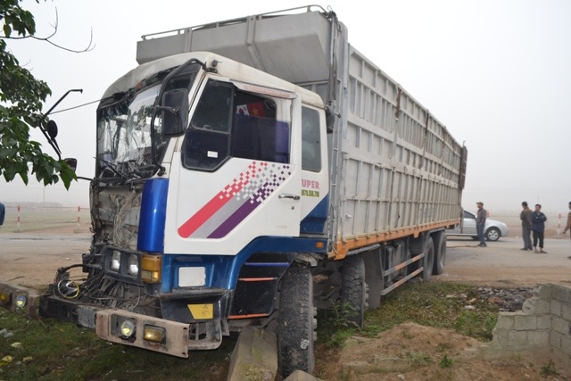 Xe tai gay tai nan, quoc lo 1A tac nghen keo dai hinh anh