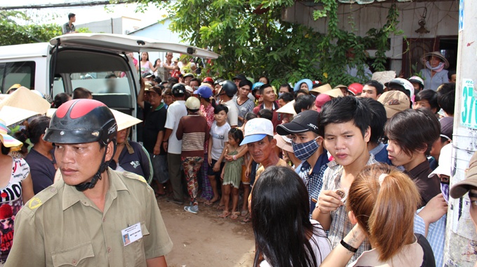 Nghich tu sat hai me vi khong chiu nau com hinh anh