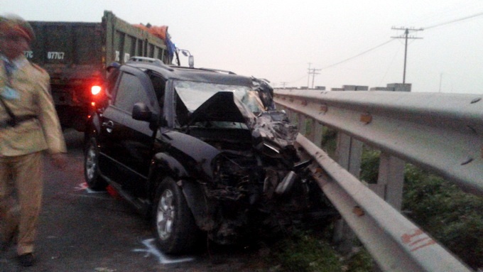 Tai nan lien hoan, giao thong bi ach tac nhieu gio hinh anh