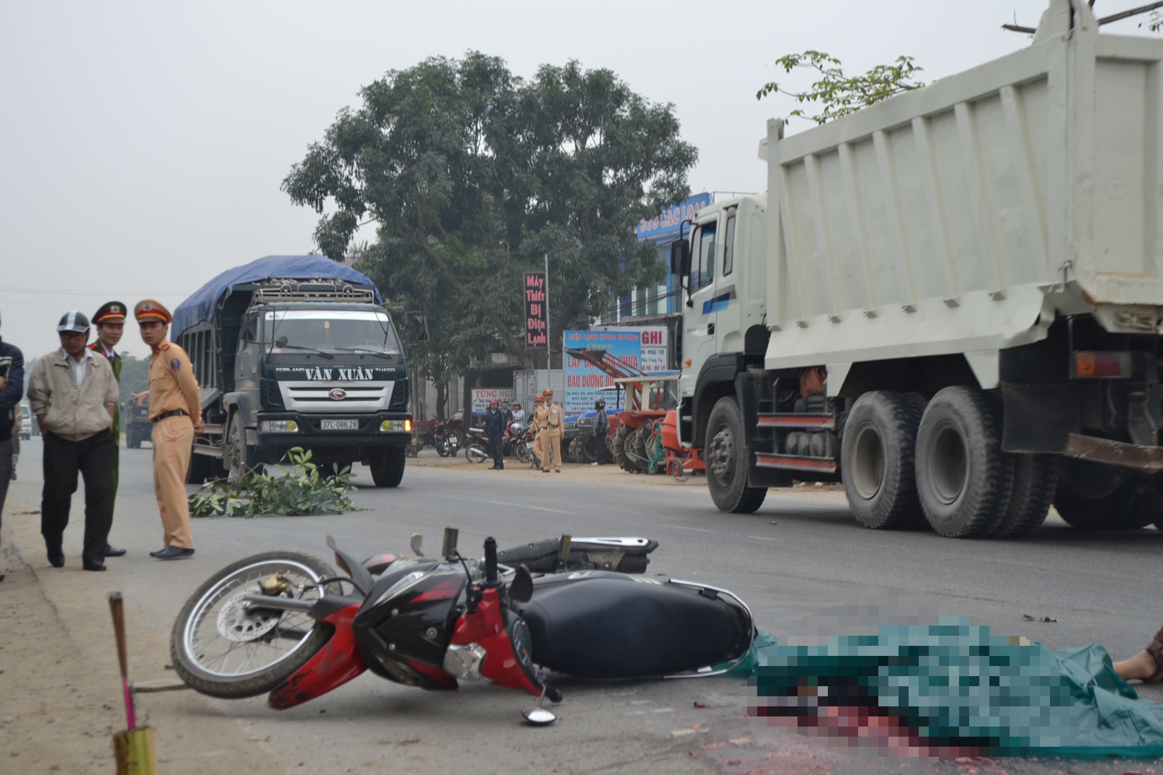 Xe tai chen qua nguoi di xe may hinh anh