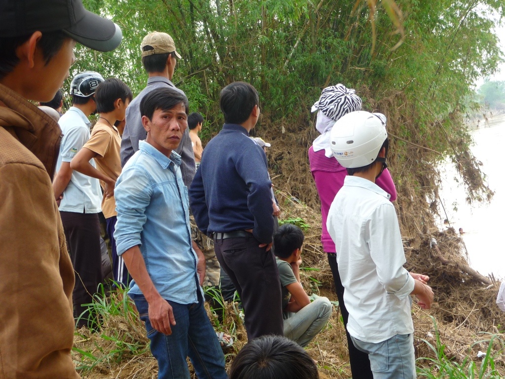 Hang chuc nguoi tim kiem thi the nam thanh nien bi duoi nuoc hinh anh