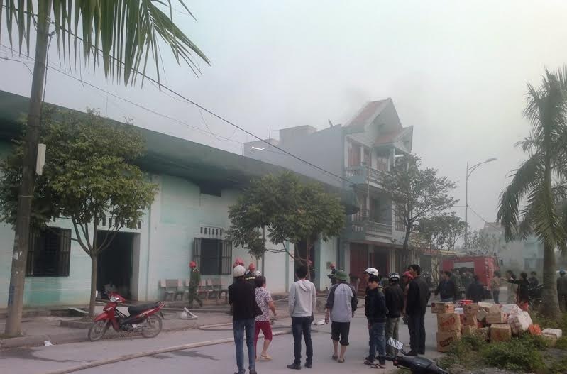 Chay lon o kho chua banh keo,  nguoi dan hoang loan hinh anh