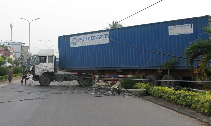 Xe ro mooc 'khung' lao vao quan nuoc, mot nguoi chet hinh anh