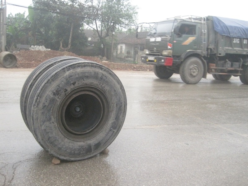 Xe tai dang chay bong roi banh ra duong hinh anh